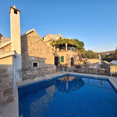 House Glicinia With Hydro-massage Pool